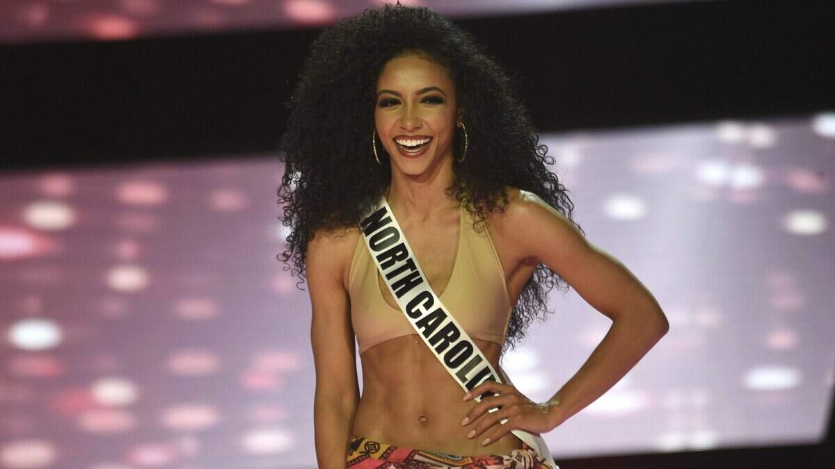 Cheslie Kryst, Miss North Carolina, en la competencia final del Miss USA final en el Grand Theatre del Grand Sierra Resort en Reno, Nevada, el 2 de mayo de 2019.