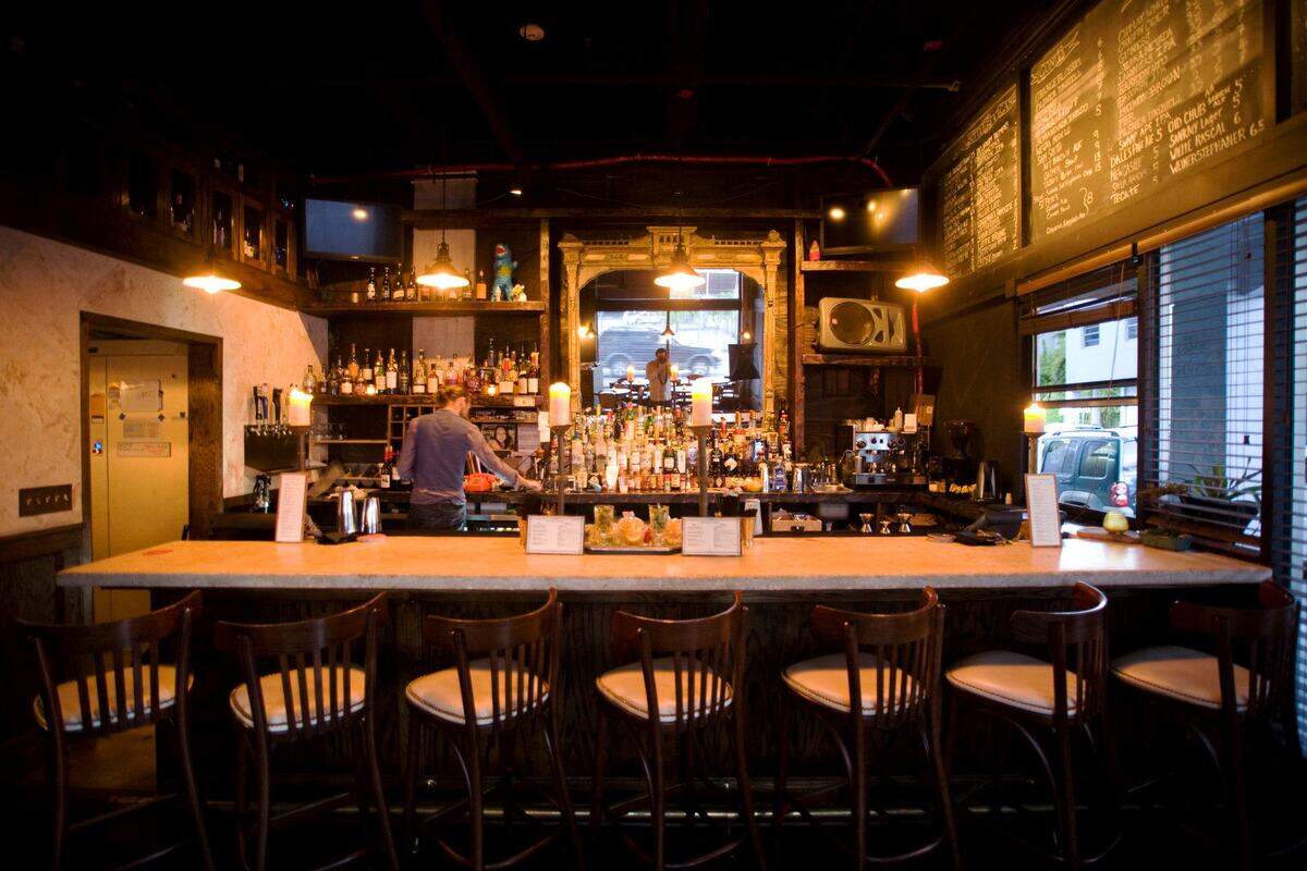Disfruta de una noche de jazz con cócteles distintivos en este bar pet friendly ubicado en Miami.