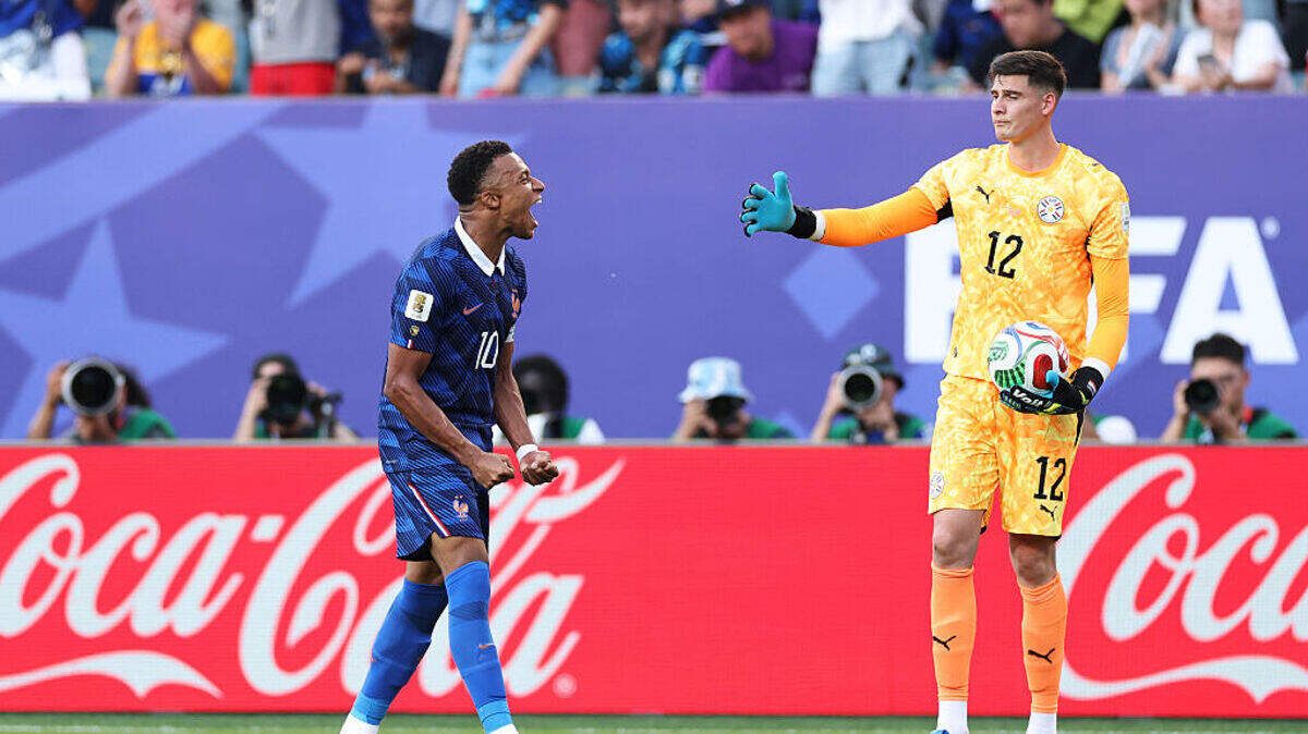 El delantero de Francia Kylian Mbappé celebra la victoria de su equipo 1-0 ante Paraguay en el partido de octavos de final de la Copa Mundial de la FIFA, efectuado el 4 de julio de 2026 en Filadelfia, Pennsylvania.