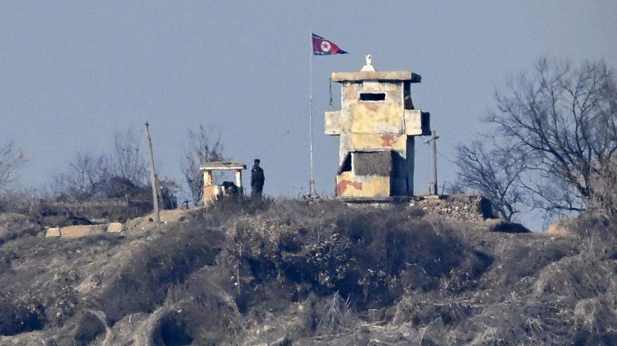 Un puesto militar de vigilacia en Corea del Norte, visto desde la frontera en Paju, Corea del Sur, el 4 de diciembre de 2023.