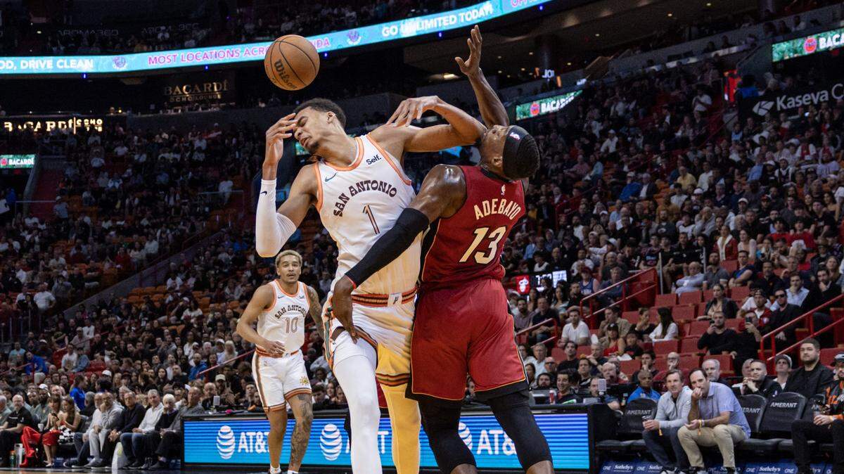 Los centros de los Spurs de San Antonio, Victor Wembanyama (izq.), y el Heat, Bam Adebayo, luchan por una pelota en el partido celebrado el 7 de febrero de 2024 en Miami. 