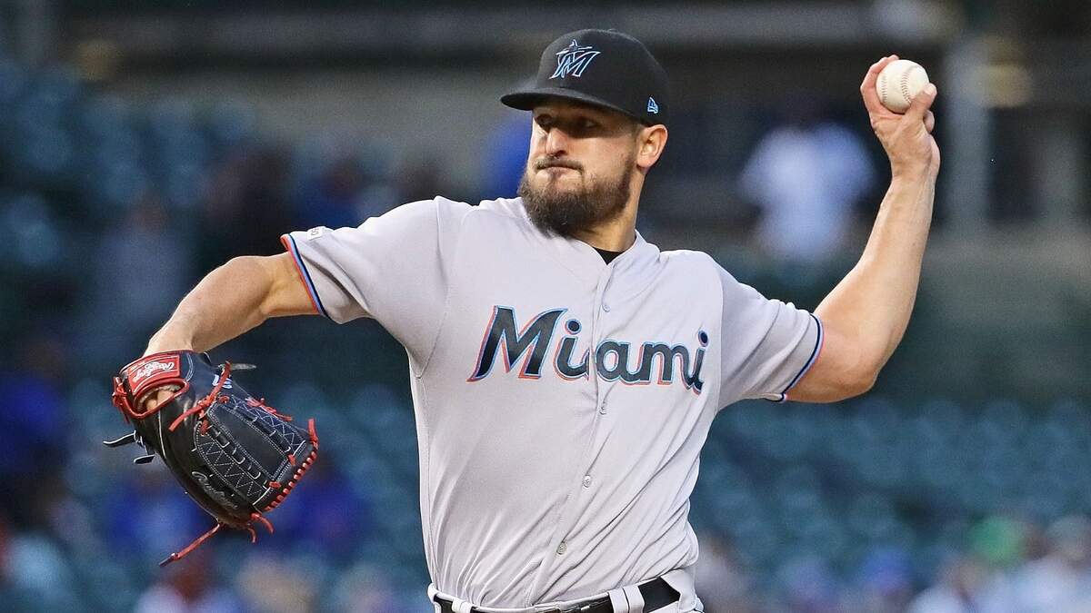 El abridor de los Marlins Caleb Smith lanzó seis entradas y dos tercios y permitió dos carreras a la tanda de los Cachorros, el 7 de mayo de 2019 en Chicago.
