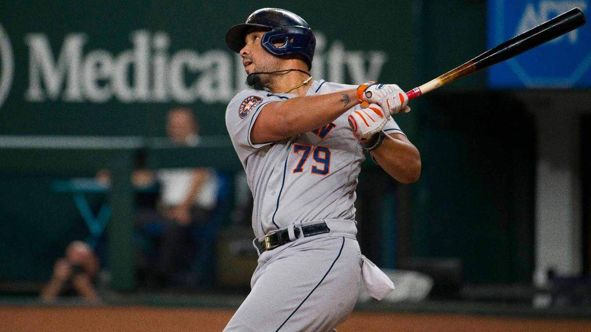 José Abreu consiguió un grand slam y un jonrón de tres carreras, como parte de un festival de bateo en que los Astros de Houston lograron cinco vuelacercas más, para aplastar el miércoles 12-3 a los Rangers de Texas.