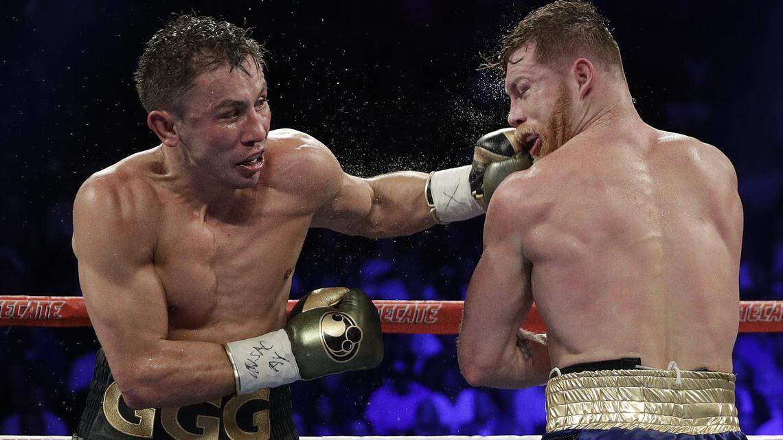 Gennady Golovkin (i) conecta al rostro de Canelo Alvarez durante la pelea celebrada el 17 de septiembre del 2017.