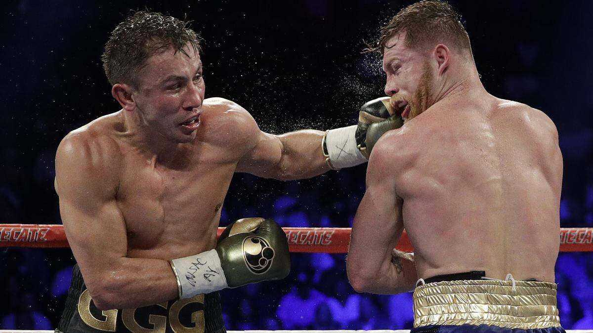 Gennady Golovkin (i) conecta al rostro de Canelo Alvarez durante la pelea celebrada el 17 de septiembre del 2017.