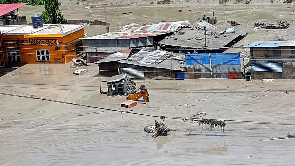 Una inmensa riada deja 160 víctimas en Nepal y China y casi 800 desaparecidos