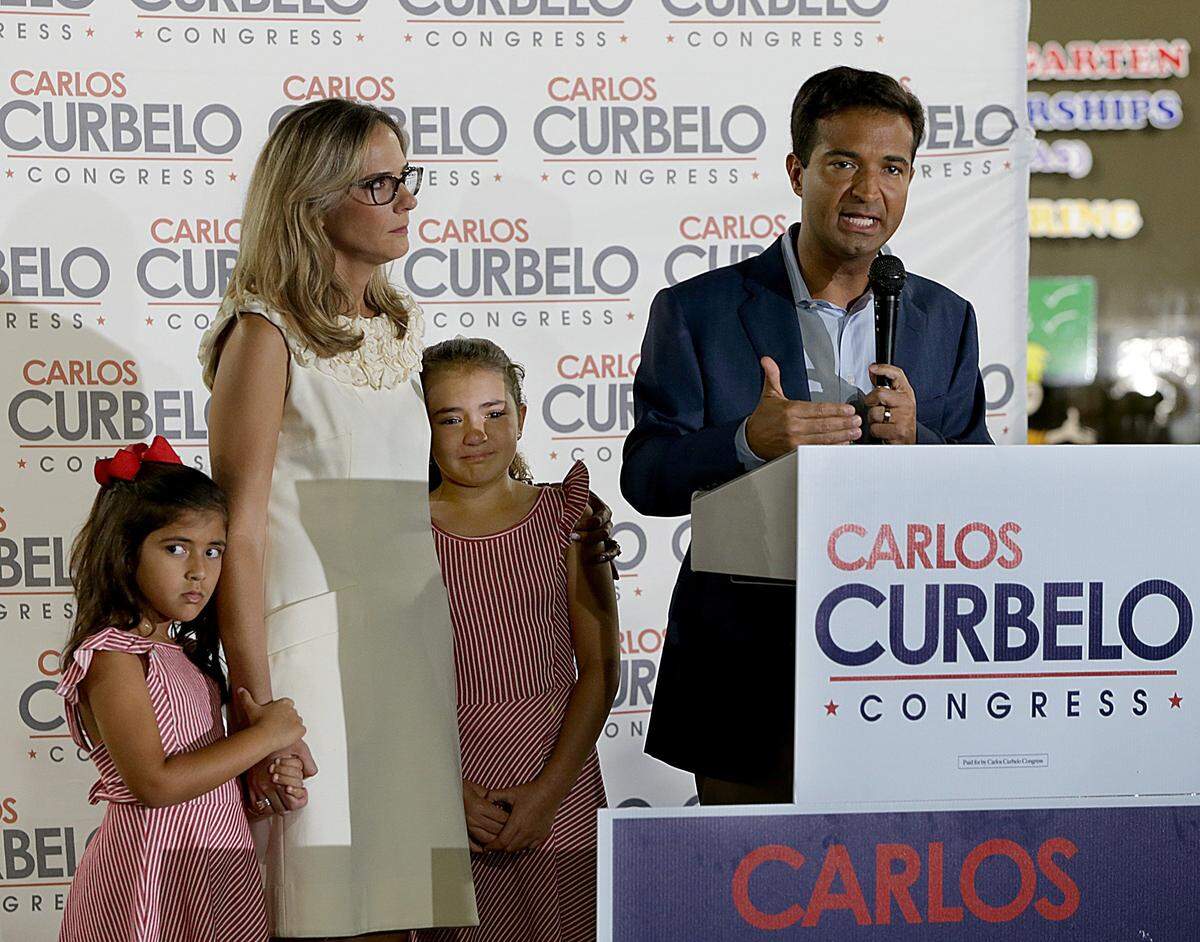 El republicano Carlos Curbelo se despide del escaño del distrito 26 que ocupó durante dos periodos en su discurso de derrota el martes en la noche en Miami.