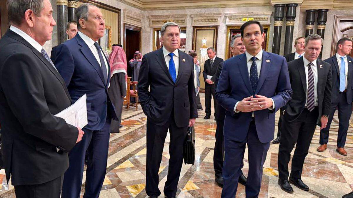 El ministro de Relaciones Exteriores de Rusia, Sergei Lavrov, el asistente presidencial Yuri Ushakov, el secretario de Estado de EEUU, Marco Rubio, y el asesor de Seguridad Nacional, Michael Waltz (de izquierda a derecha en el centro), conversan durante un receso en las conversaciones bilaterales en el Palacio de Diriyah, Complejo Al Basateen el 18 de febrero de 2025:
