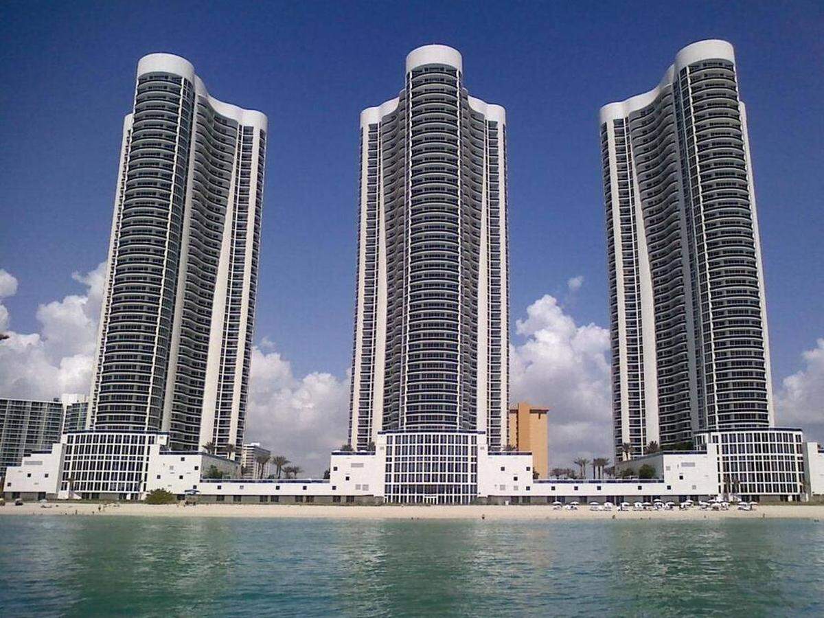 Donald Trump firmó un acuerdo con los urbanistas de los edificios de 45 pisos de Sunny Isles Beach para que utilizaran su nombre en la propiedad y de este modo ayudar a darle promoción a las ventas.