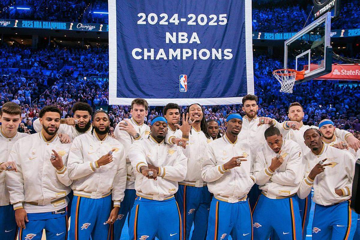 Los jugadores del Thunder posan con los anillos de campeones de la NBA en la ceremonia efectuada el martes en Oklahoma City. 