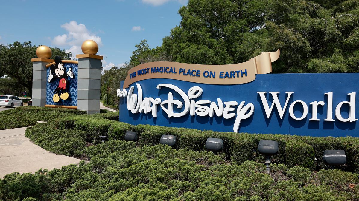 Foto de archivo que muestra la entrada del parque de diversiones Walt Disney World, cerca de Orlando, Florida, en mayo de 2023.
