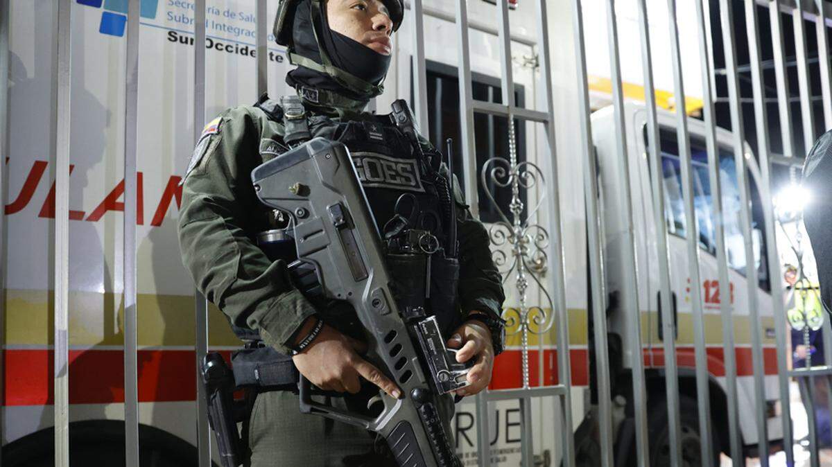 AME4275. BOGOTÁ (COLOMBIA), 07/06/2025.- Un policía custodia frente a la ambulancia en la que es trasladado el senador colombiano Miguel Uribe Turbay este sábado, en Bogotá (Colombia). Uribe Turbay, uno de los aspirantes presidenciales del partido uribista Centro Democrático, fue herido durante un atentado en un acto político en Bogotá. EFE/ Mauricio Dueñas Castañeda
