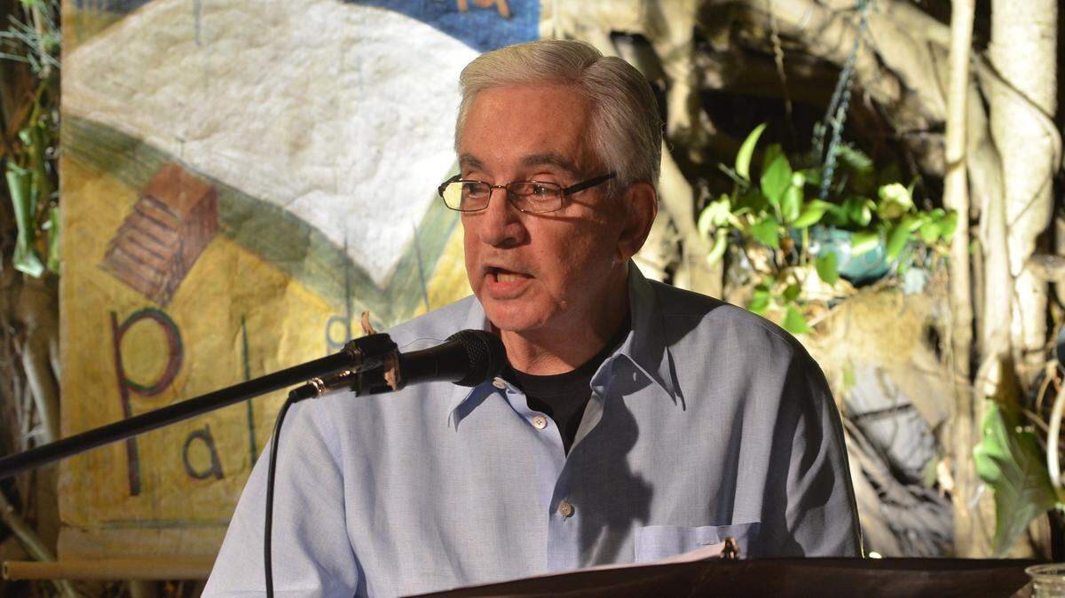 El escritor Juan Cueto-Roig durante la presentación de uno de sus libros en la tertulia literaria “La otra esquina de las palabras”, en el Café Demetrio de Coral Gables, enero de 2013.