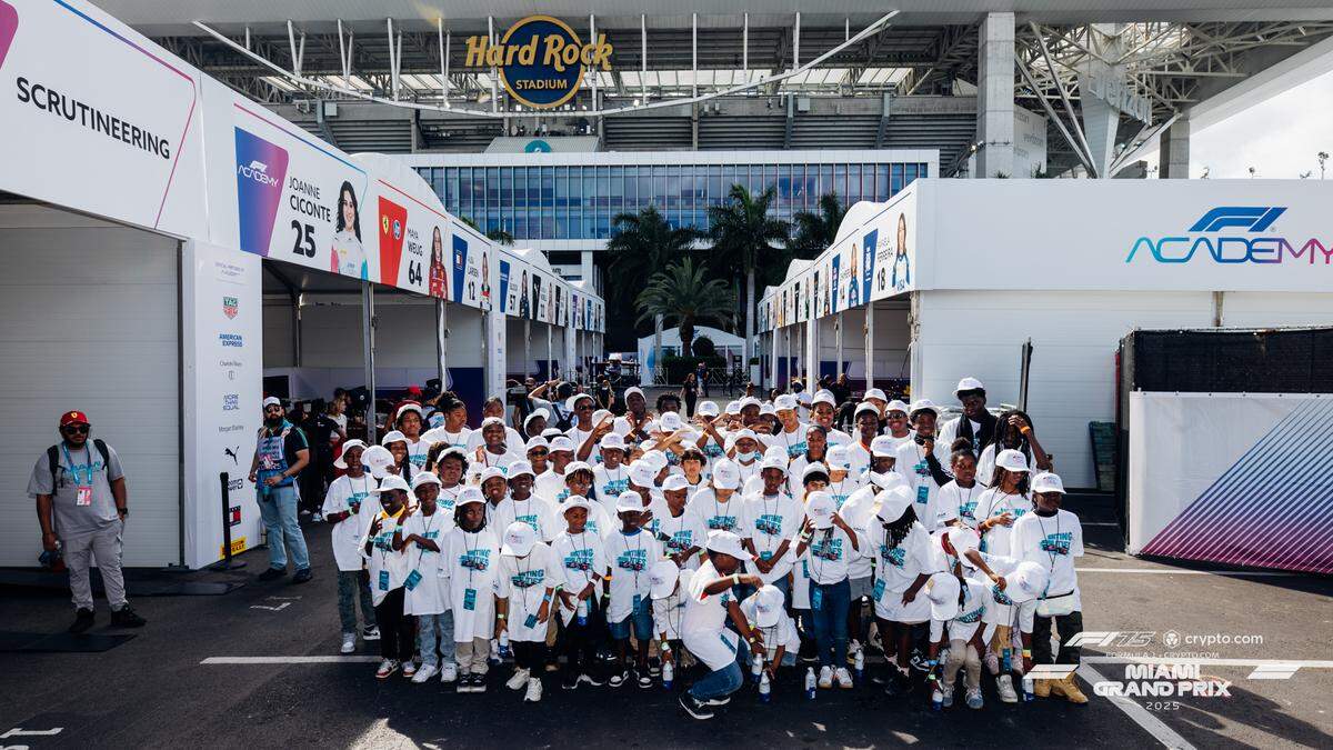Los Dolphins y la F1 se unieron para mostrar el mundo interior del automovilismo a un grupo de 125 estudiantes del sur de la Florida. 