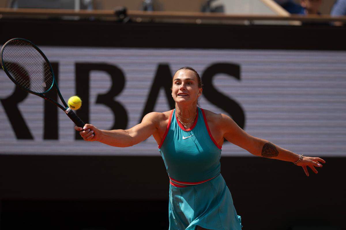 La bielorrusa Aryna Sabalenka venció 7-6 (7/1), 4-6 y 6-0 a la polaca y vigente campeona Iga Swiatek y consiguió el boleto a la final del Abierto de Francia, el jueves en París.
