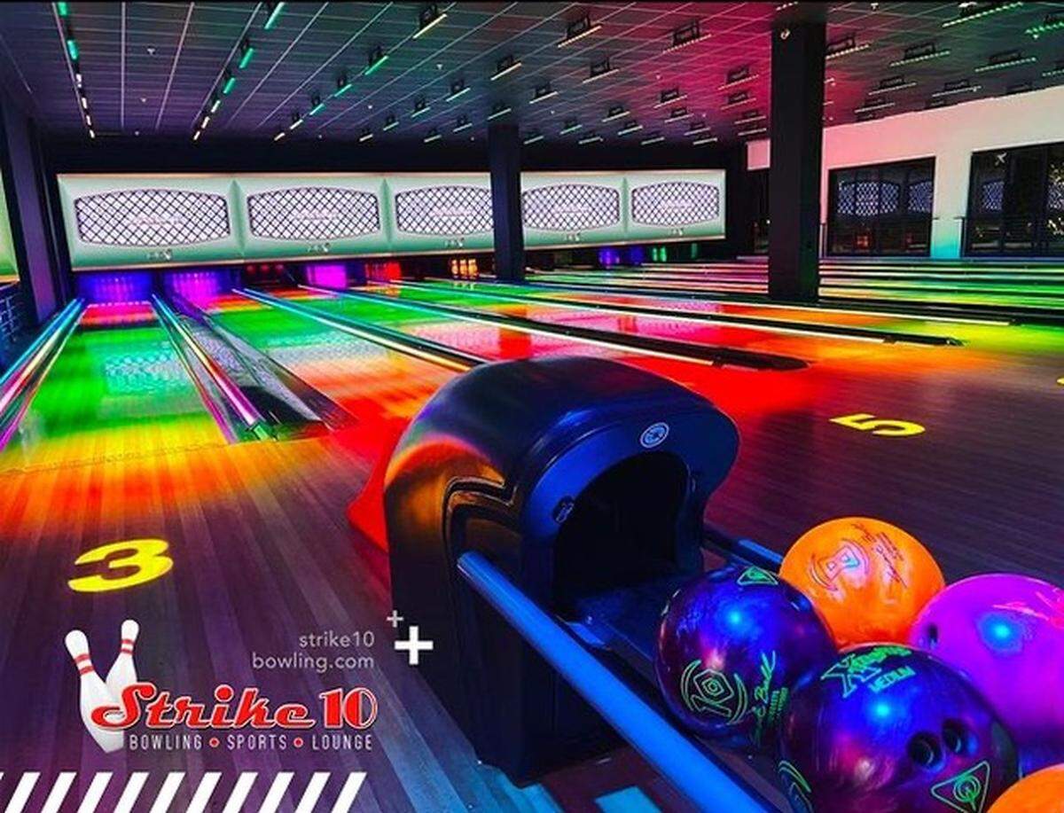 Strike 10, una bolera con 11 carriles en Village en Gulfstream Park, está repleto de asientos lujosos y tecnología de puntaje de pantalla táctil.