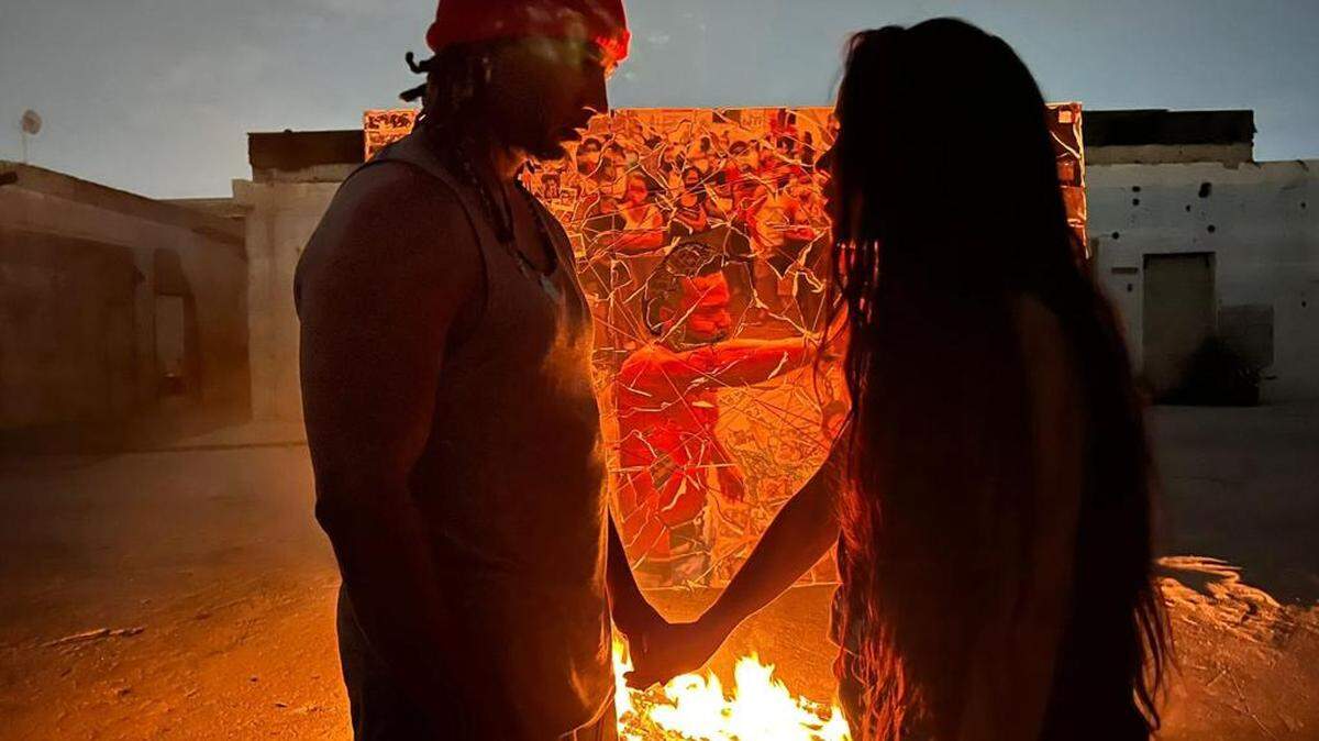 El matrimonio ha lanzado a principios de este mes una versión modificada del videoclip original, con el aditamento del trompetista Arturo Sandoval y la voz de Celia Cruz.