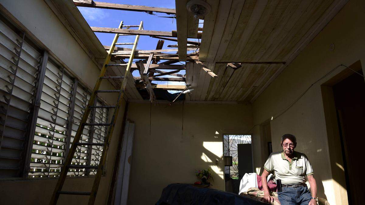 Edgardo de León, uno de los puertorriqueños damnificados por María, observa el 15 de noviembre del 2017 la sala de su casa, destruida por el huracán.