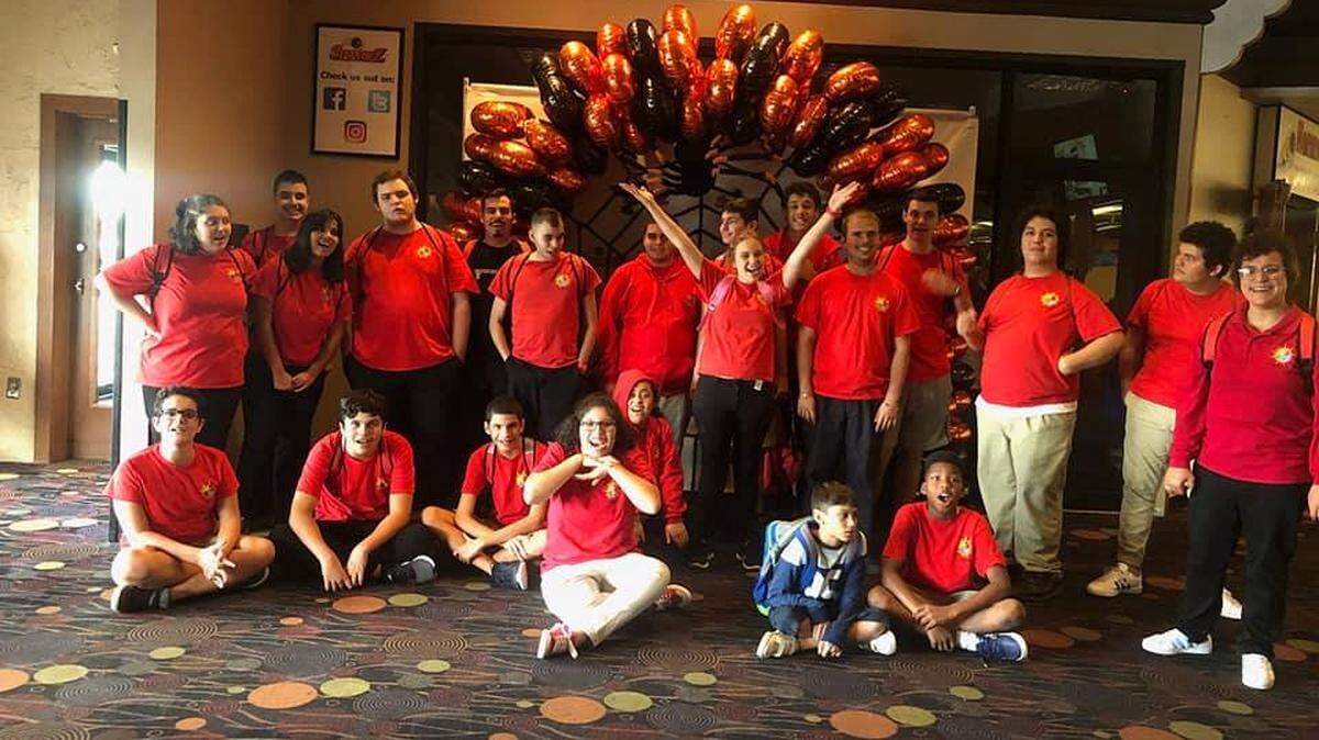 Un grupo de jugadores del equipo de basquetbol de la South Florida Autism Charter School en el Key Club de su escuela en Hialeah. El equipo se estrenará el próximo sábado 27 de abril en el marco de un festival que se realizará en el campus del centro estudiantil.