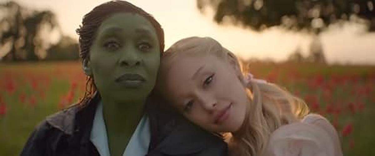 Cynthia Erivo y Ariana Grande en una escena de la película.