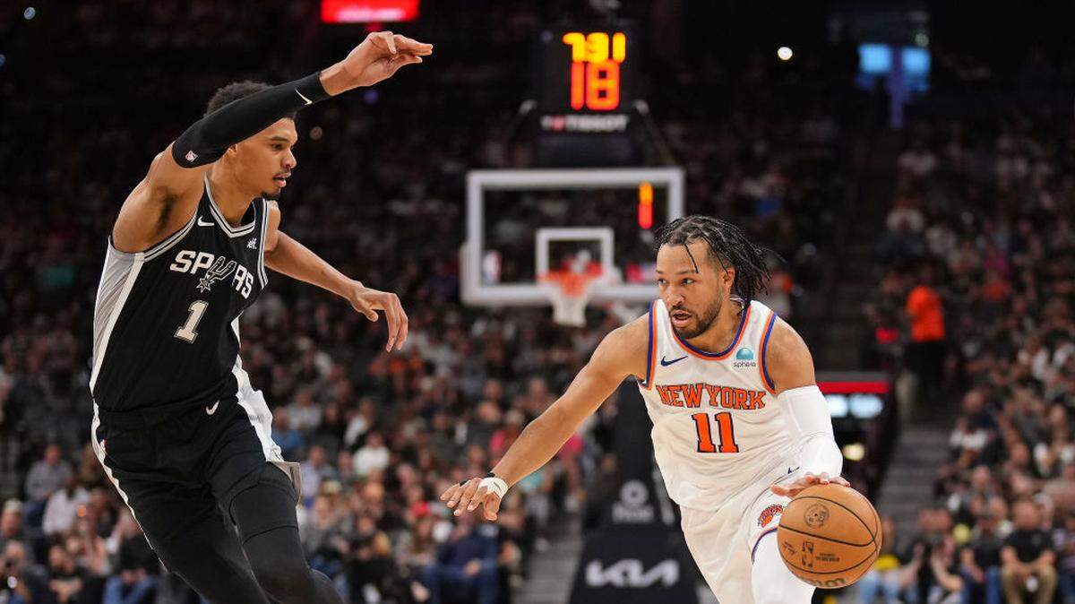El astro de los Knicks de Nueva York Jalen Brunson (der.) trata de pasar la marca de Victor Wembanyama, de los Spurs, en el partido celebrado el 29 de marzo de 2024 en san Antonio. 