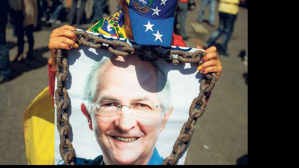 Una mujer sostiene la imagen del alcalde de Caracas, Antonio Ledezma, durante una manifestación para rechazar la detención del político, en Caracas Venezuela. EFE 