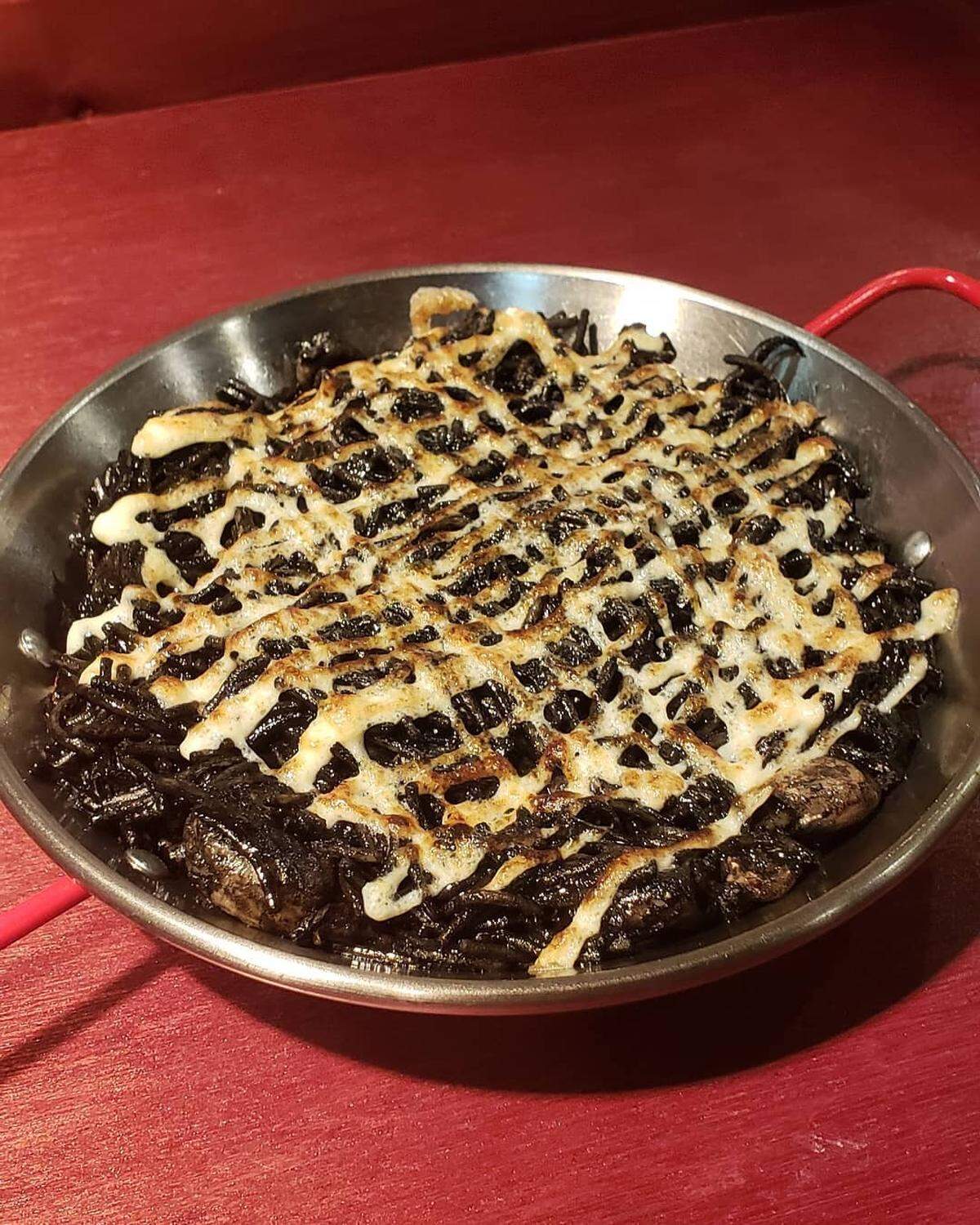 Fideuà valenciana negra con tinta de calamar del restaurante Pairing by Tomas Cuadrado.
