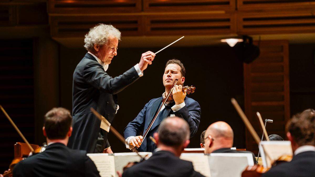  El violinista Nikolaj Szeps-Znaider y la Cleveland Orchestra bajo la dirección de Franz Welser-Möst. 