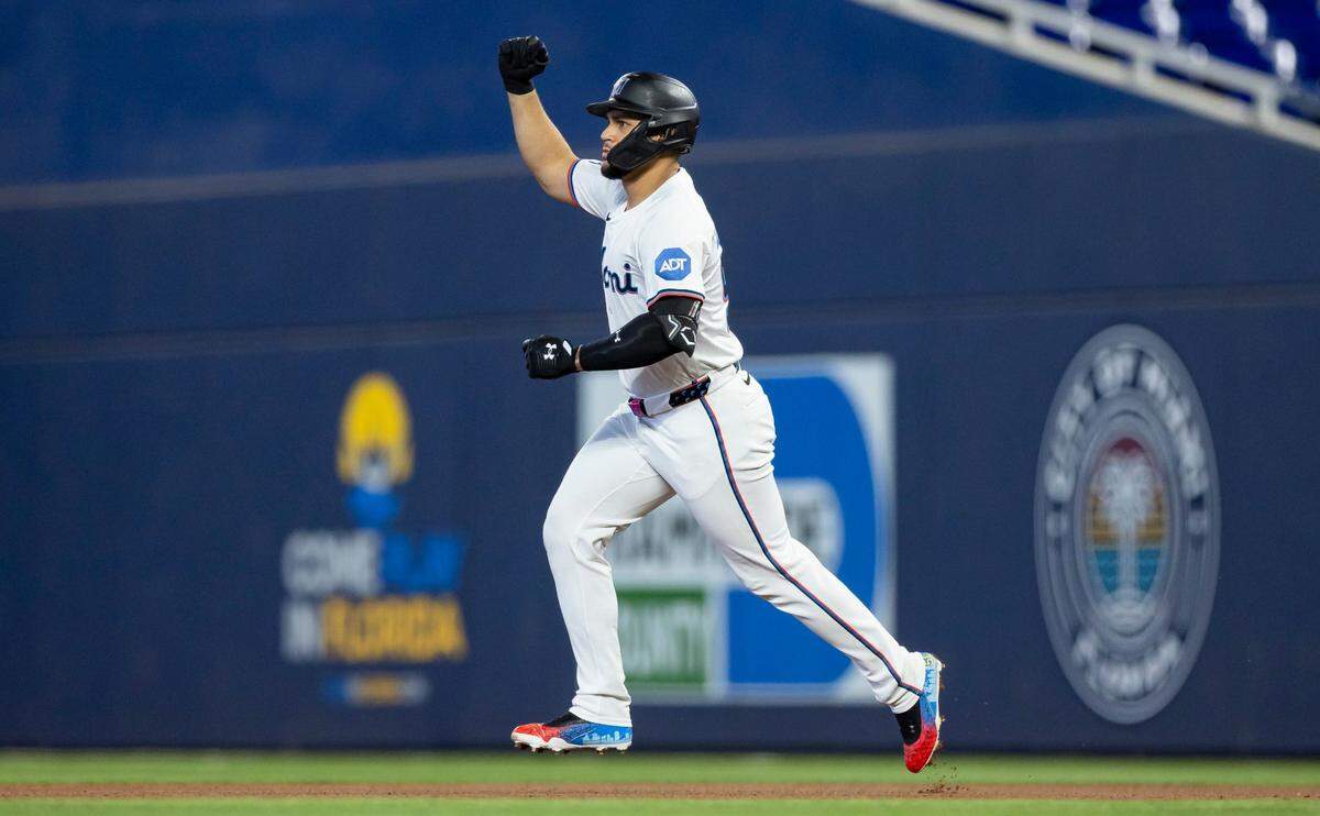 El bateador designado de los Marlins Agustín Ramírez recorre las bases tras pegar un jonrón en el primer inning del partido ante los Mellizos de Minnesota, celebrado el 3 de julio de 2025 en Miami.