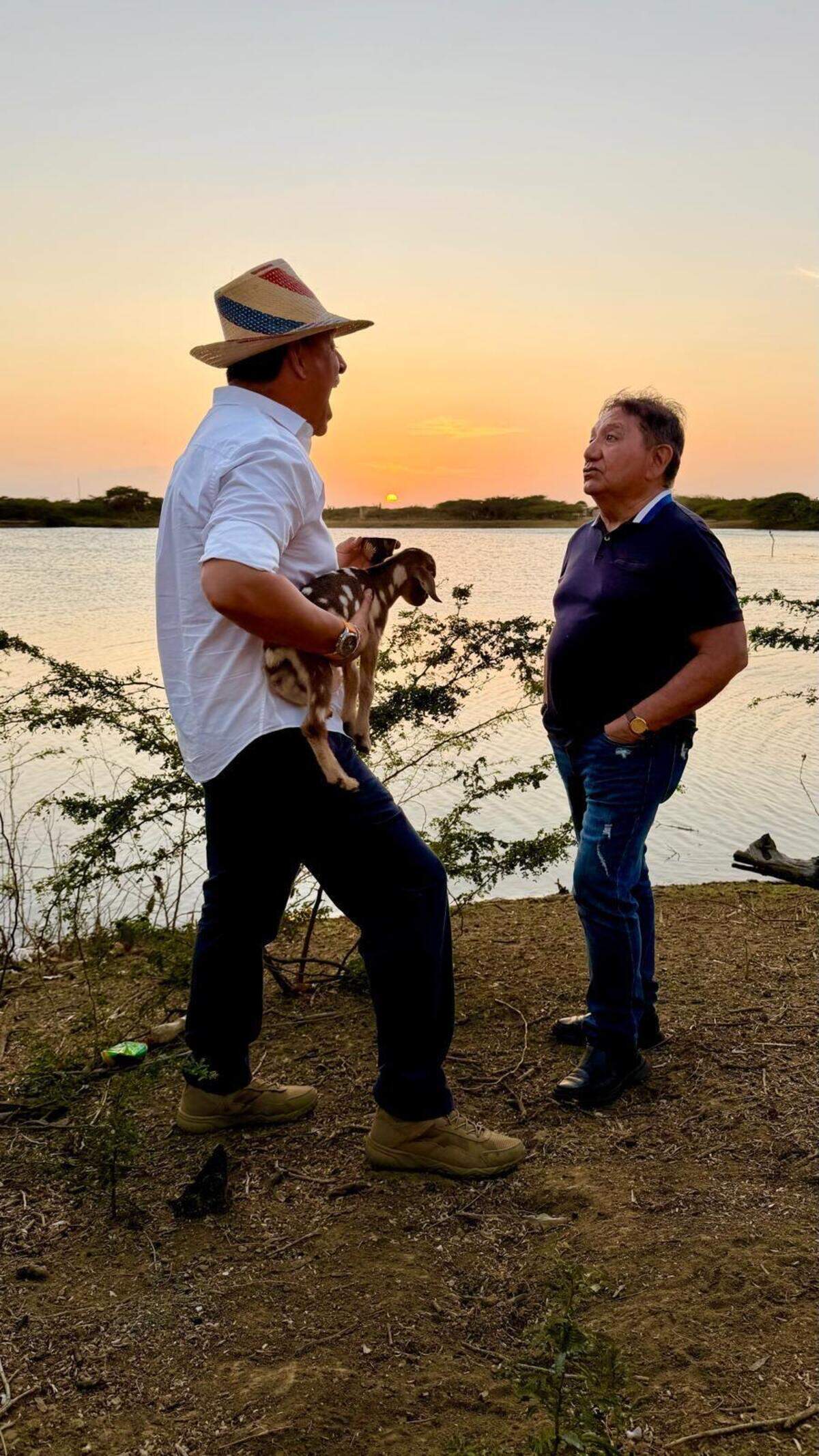Daniel Sarcos con su tío, León Sarcos, en la Laguna de los pájaros, Zulia.
