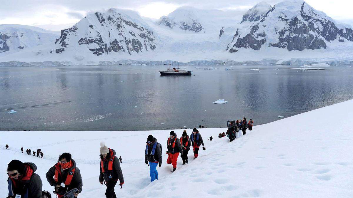 Un grupo de expedicionarias camina por la Isla Danco (Antártida). Las ochenta líderes científicas de todo el mundo que recorren la Antártida se enfrentaron a sí mismas en un paraje donde reconocieron ‘las tonalidades del silencio’ y las variedades e intensidades del blanco de este continente.