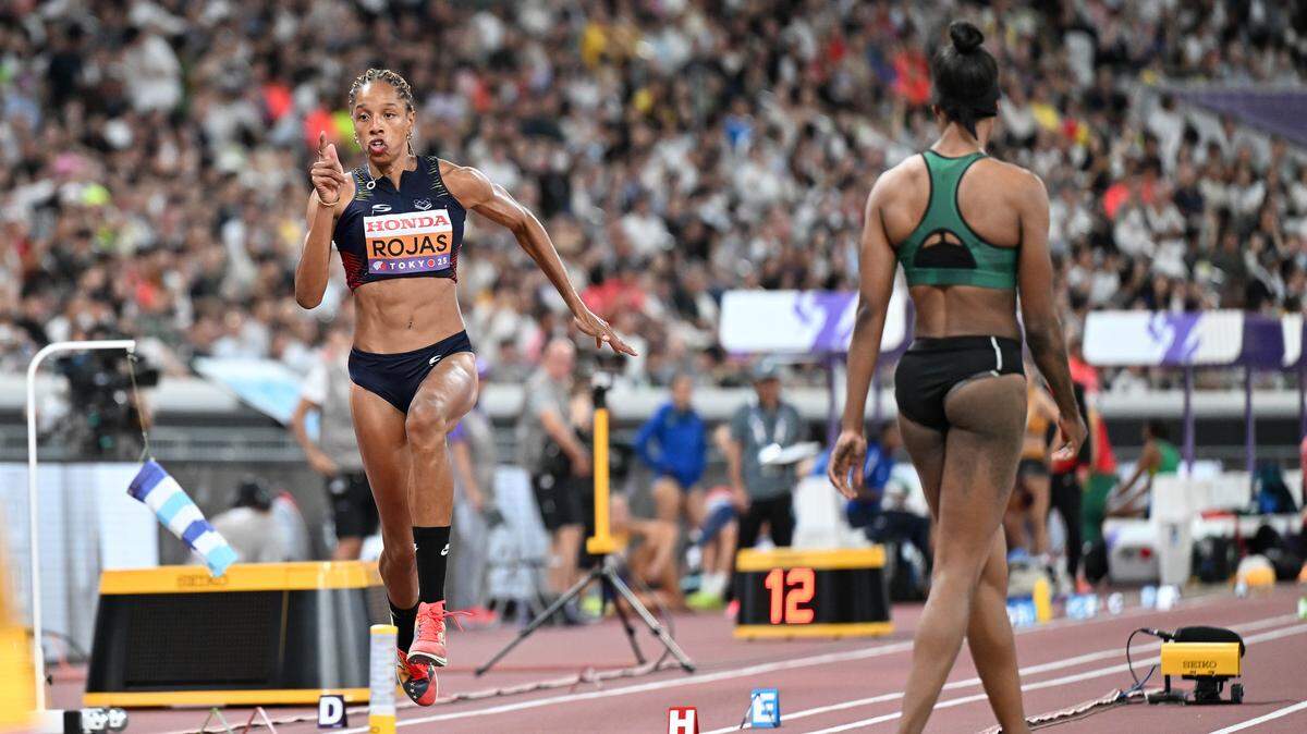 Yulimar Rojas (izq.) consiguió 14,49 metros en su primer intento de la ronda de clasificación del triple salto, el martes en el Mundial de Tokio, Japón. La estrella venezolana de 29 años regresó a la competencia tras dos años fuera por una grave lesión en el tendón de Aquiles.