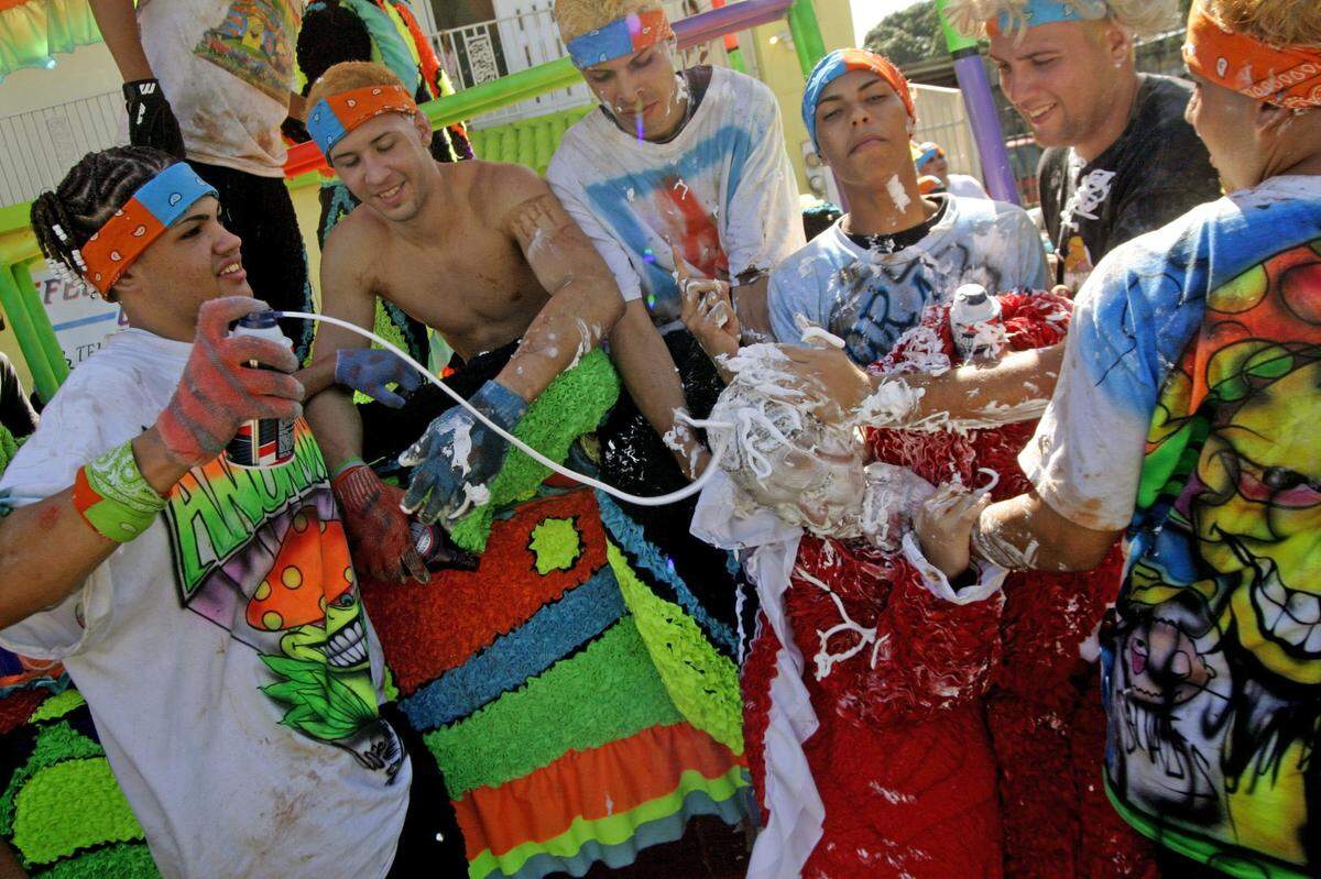 Festival de Máscaras de Hatillo, en el noroeste de Puerto Rico, que ha vuelto a revivir una antigua tradición que llegó de las Islas Canarias y que cada año se conmemora en Navidad.