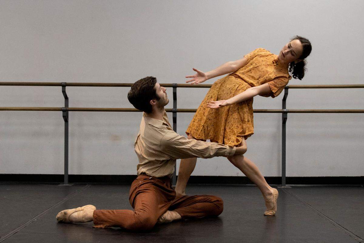 Austin Duclos y Kirsten Velasco, bailarines de Dance NOW! Miami (DNM) en un ensayo de “Blue Pencil”. 