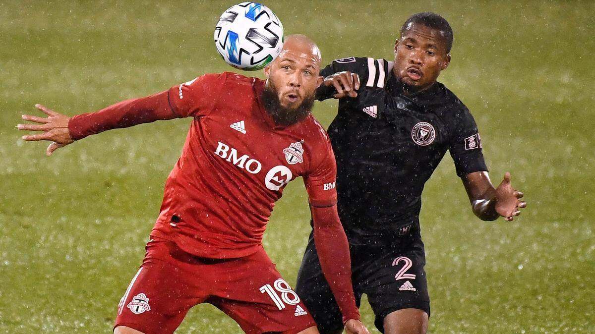 El jugador de Toronto Nick DeLeon (izq.) lucha por la pelota con Alvas Powell, del Inter Miami, en el partido celebrado el 1ro de noviembre de 2020 en East Hartford, Connecticut.