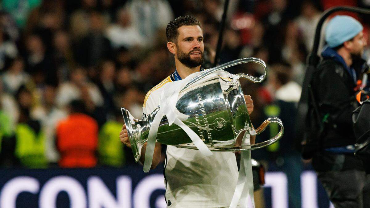 El jugador del Real Madrid Nacho carga el trofeo de la Liga de Campeones tras el triunfo en la final ante el Borussia Dortmund, en el partido celebrado el 1ro de junio de 2024 en Londres.