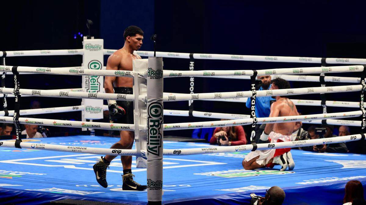 El cubano Ronny Alvarez (izq.) derrotó al uruguayo Braulio Matías Ferreira y mostró madurez, paciencia y poder en una cartelera encabezada por Andy Cruz y Raymond Muratalla, el sábado en Las Vegas..