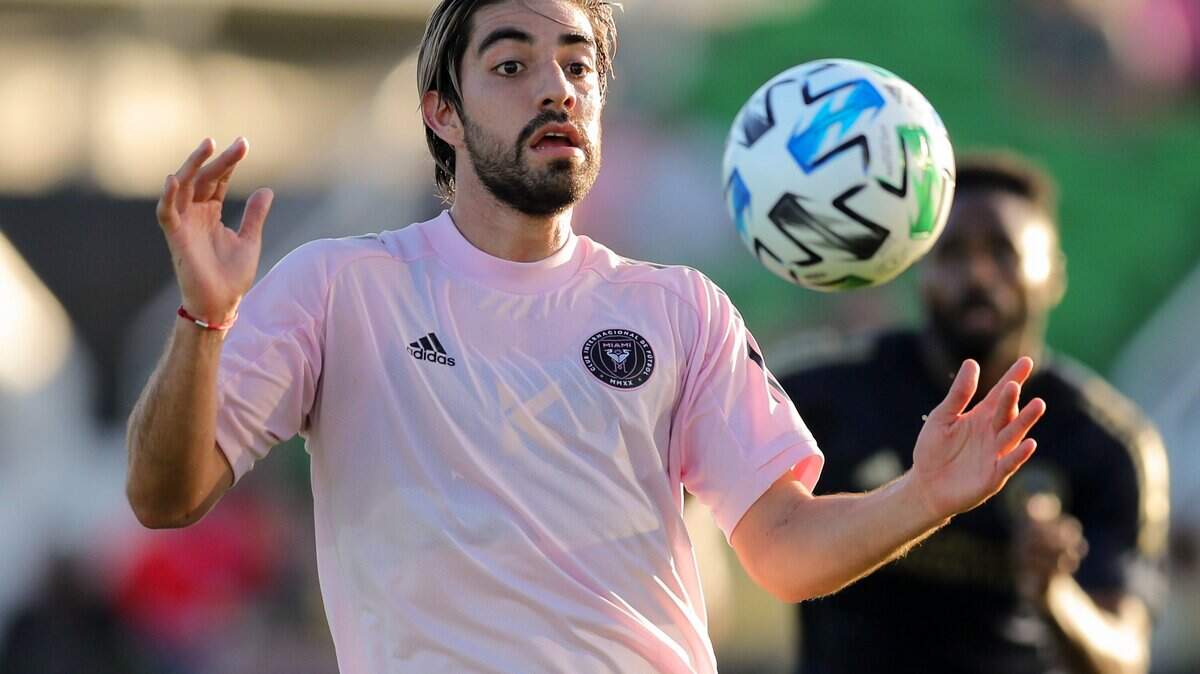 El mexicano Rodolfo Pizarro controla el balón por el Inter Miami en el partido de pretemporada ante el Philadelphia Union, el sábado en St. Petersburg, Florida.