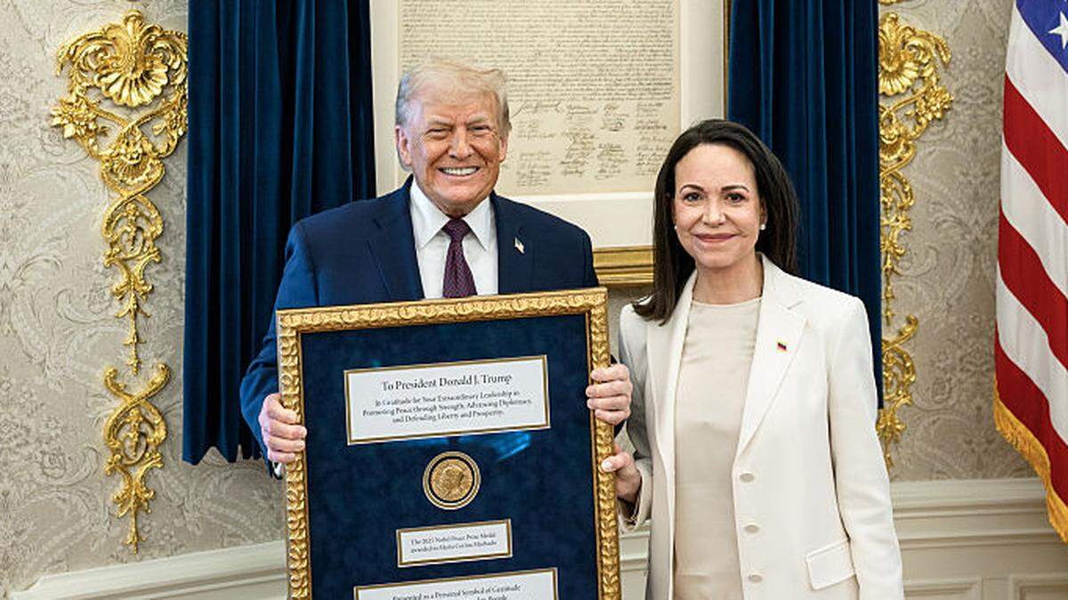 María Corina Machado se encuentra en Washington desde que el pasado 15 de enero se reunió con Donald Trump en la Casa Blanca para tratar la situación en Venezuela tras el ataque estadounidense del 3 de enero que resultó en el derrocamiento y arresto de Nicolás Maduro y de su esposa, Cilia Flores.