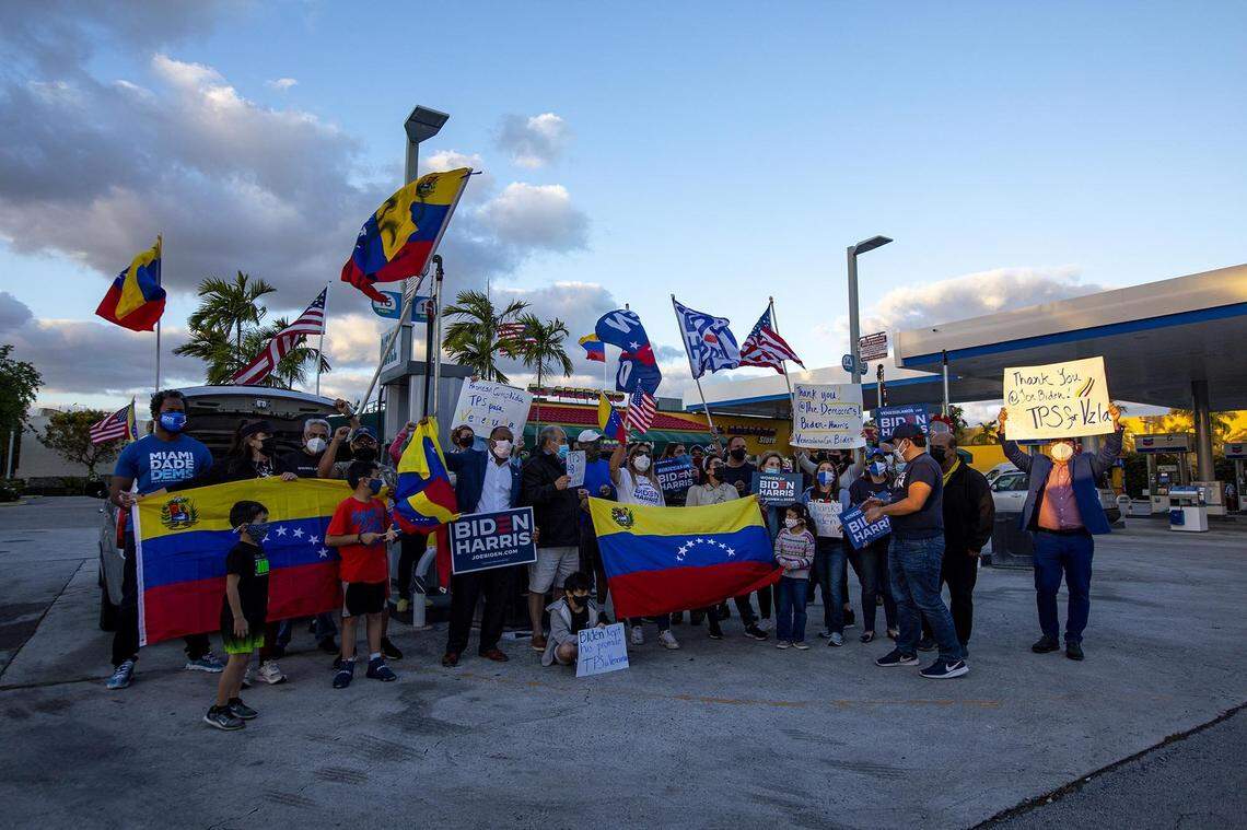 Venezolanos celebran la aprobación del TPS en la ciudad Doral, Florida, el martes 9 de marzo de 2021.