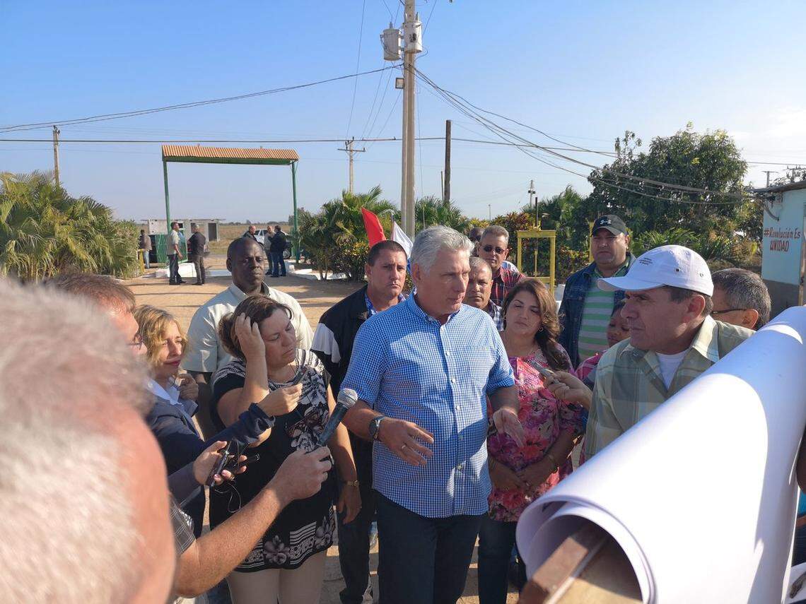 Díaz-Canel en uno de sus recorridos por el centro de Cuba.