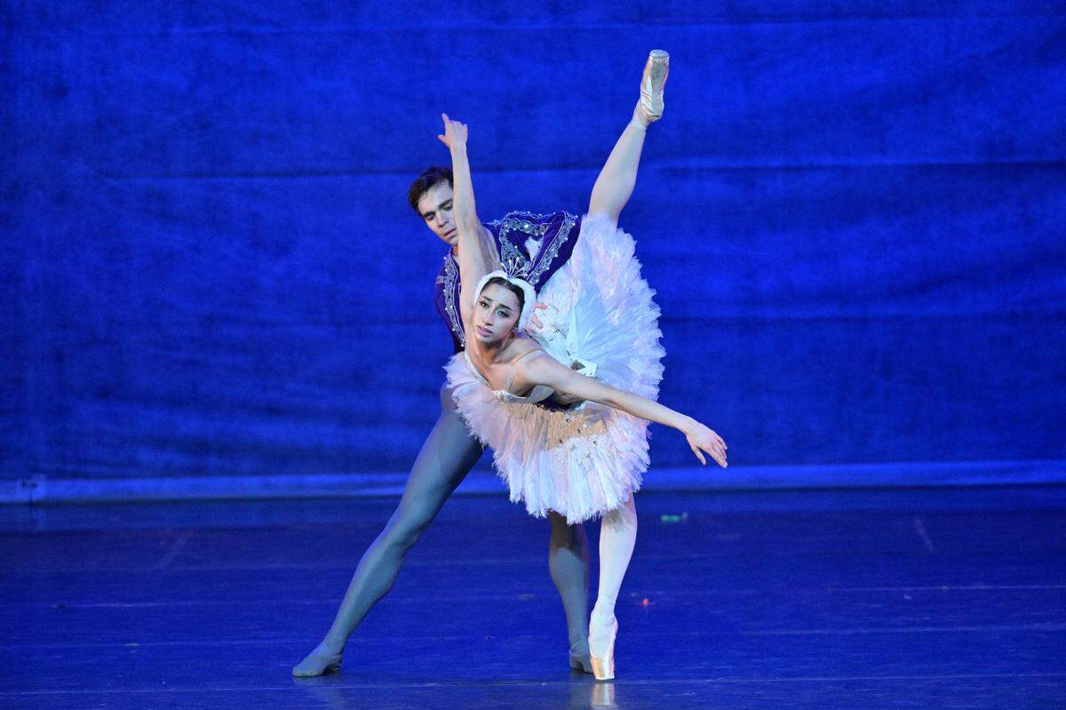 Katherine Rodríguez y Emmanuel Vázquez, del Ballet de Santiago (Chile) entregaron un pas de deux del segundo acto de “El Lago de los Cisnes”. 