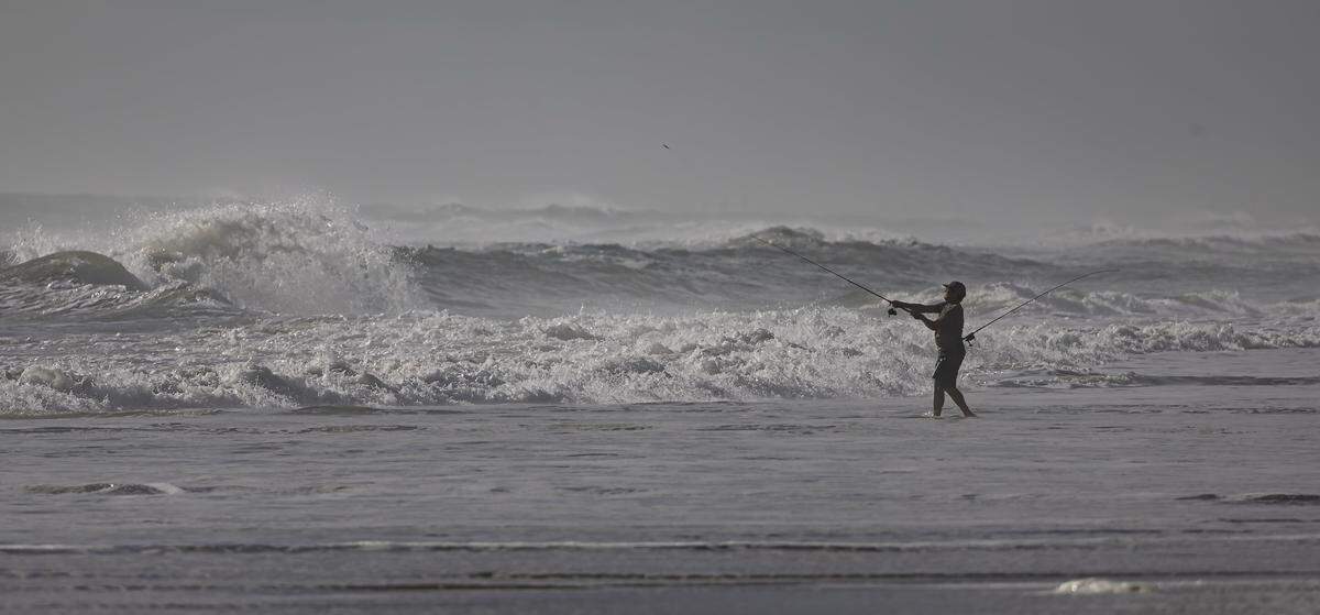 Un hombre pescando cerca de Canova Beach Park el jueves 16 de octubre de 2025, en Indian Harbour Beach, Florida.