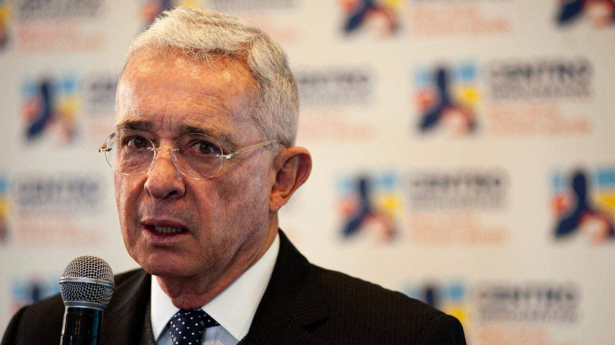 El expresidente de Colombia, Álvaro Uribe, da una conferencia de prensa después de reunirse con el actual mandatario Gustavo Petro, en Bogotá, el 23 de noviembre de 2023.