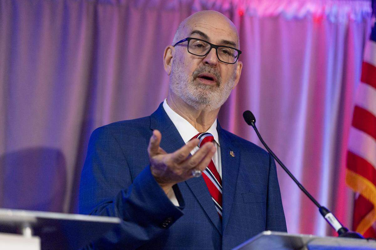 El exadministrador municipal Emilio T. González durante un debate para la alcaldía de Miami organizado por la Alianza de Vecinos del Centro en el Hyatt Regency Miami, el martes 30 de septiembre de 2025, en Miami, Florida. Otros candidatos presentes fueron el comisionado de Miami Joe Carollo, el excomisionado Alex Díaz de la Portilla, la excomisionada de Miami-Dade Eileen Higgins, el exalcalde Xavier Suárez y el excomisionado Ken Russell.