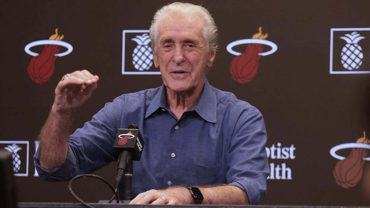 El presidente del Heat, Pat Riley, habla durante la conferencia de final de temporada con los medios de prensa en la sala de entrevistas, el 6 de junio de 2022 en Miami.