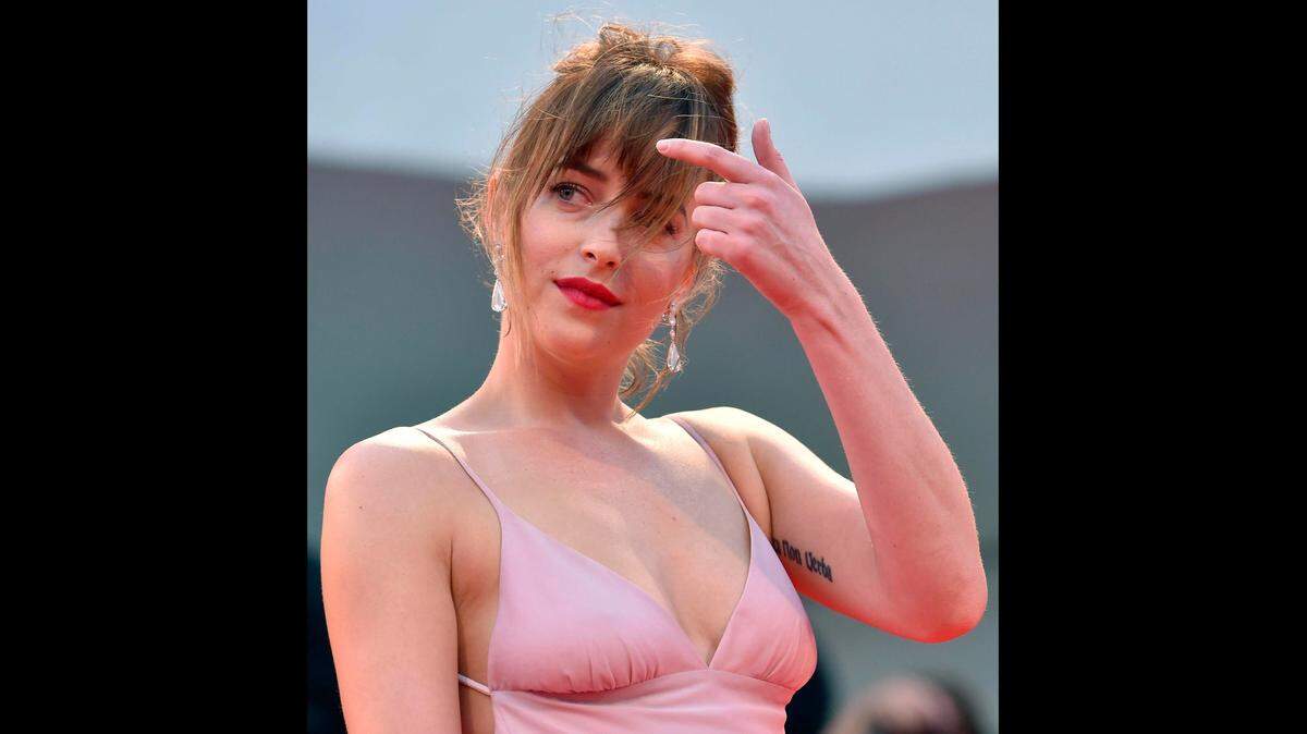 Dakota Johnson contó que sufrió un ataque de pánico en el set mientras preparaba una escena de la película “Our friend” en la que tenía que cantar.