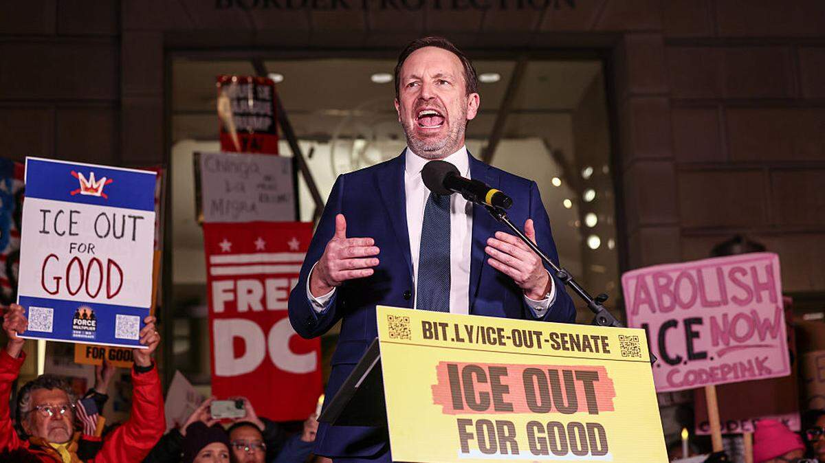 El senador Christopher Murphy (demócrata por Connecticut) habla durante la protesta “ICE Out for Good” (Fuera ICE para siempre) en la oficina de la Oficina de Aduanas y Protección Fronteriza de Estados Unidos, el 13 de enero de 2026 en Washington, DC.