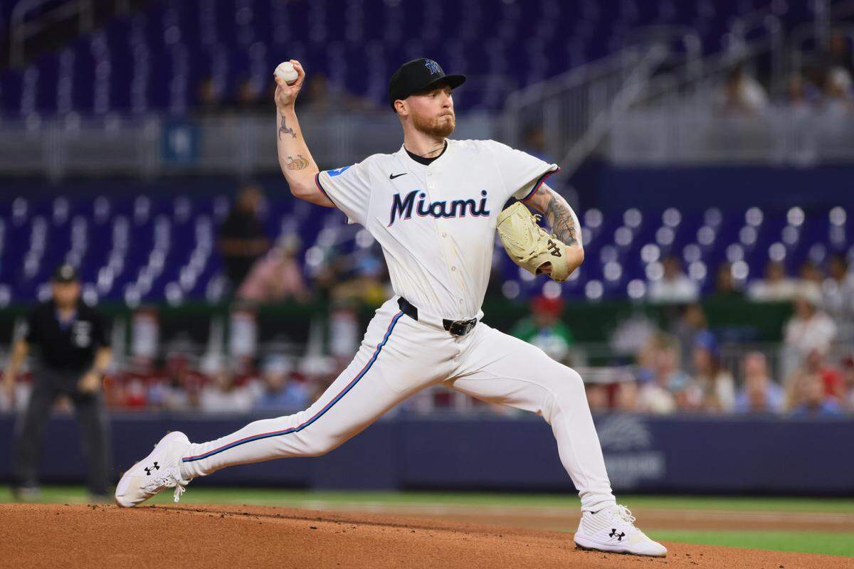 El abridor de los Marlins Adam Oller lanza en el primer inning del partido ante los Filis de Filadelfia, celebrado el 5 de septiembre de 2024 en Miami.