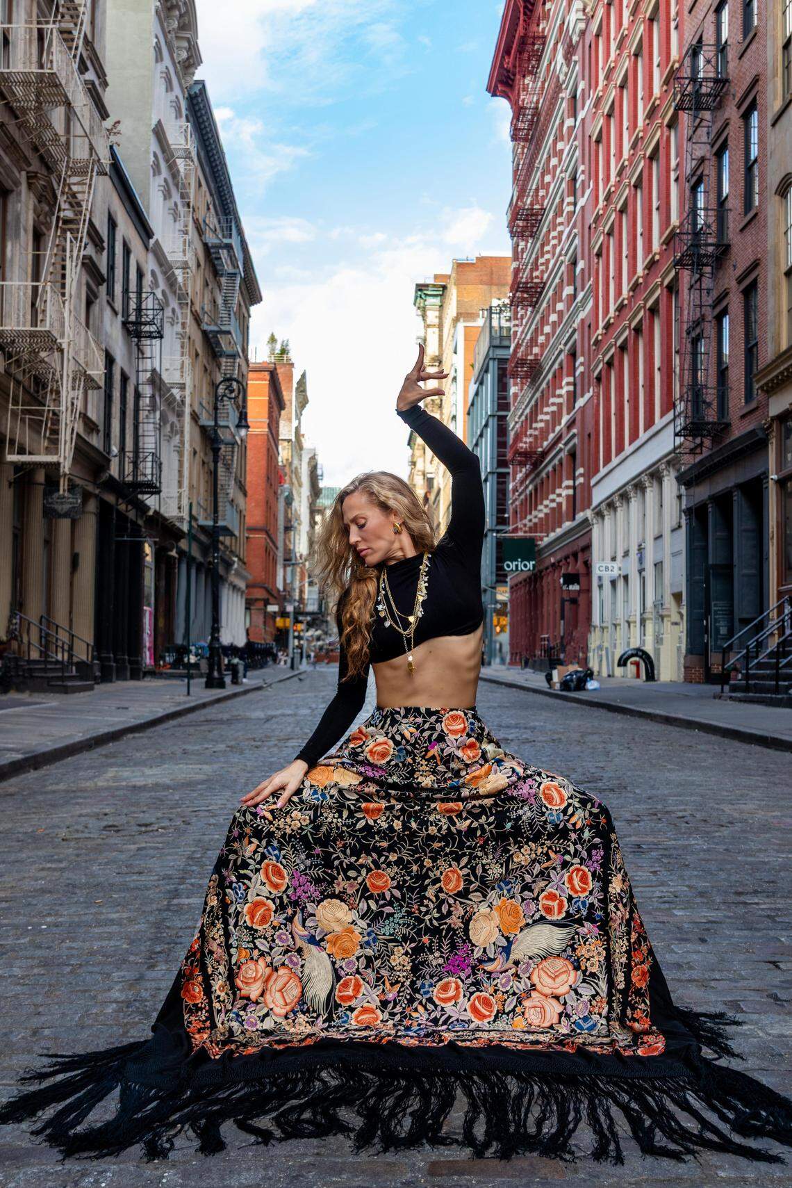 Siudy Garrido con mantón en el SoHo de Manhattan, Nueva York. 